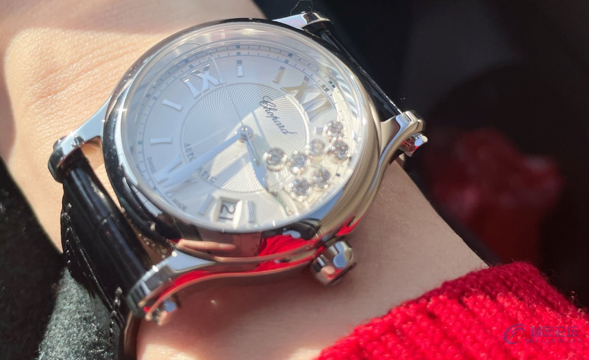 请问，谁知道萧邦快乐钻手表如何在家换表带啊？