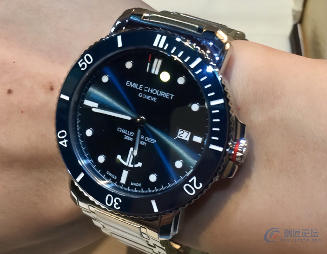 艾米龙蓝盘潜水系列腕表，颜色太爱了！