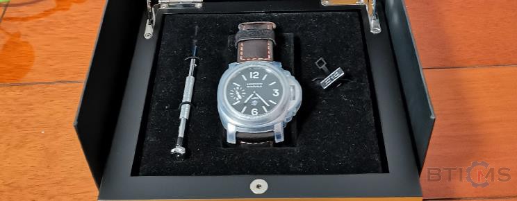 沛纳海PAM372硬汉腕表。